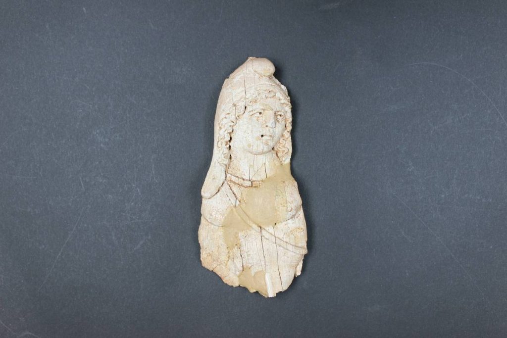 Representació d’un personatge de la mitologia romana sobre os tallat i polit, del Poblat de Sant Josep, excavació de 1976, es conserva al Museu de Belles Arts de Castelló.