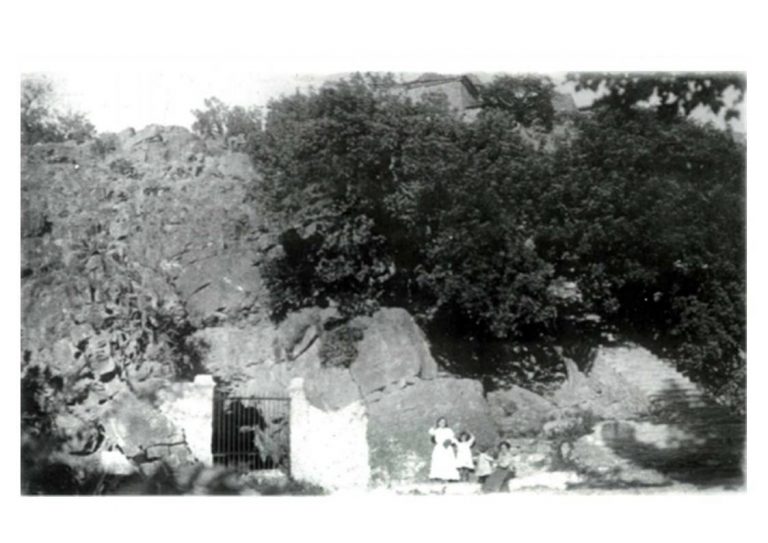 Fotografia de començaments del segle XX de l’entrada de la Cova de Sant Josep, vessant oest de la muntanyeta de Sant Josep