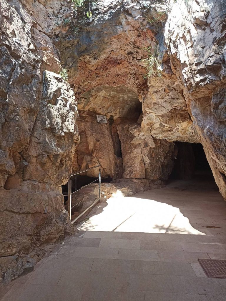 Entrada de la Cova de Sant Josep.