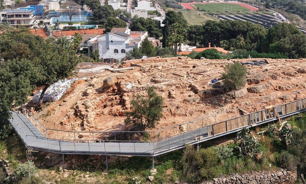 Extrem nord – oest del Poblat, restes del gran edifici de l'Edat del Ferro Antic.