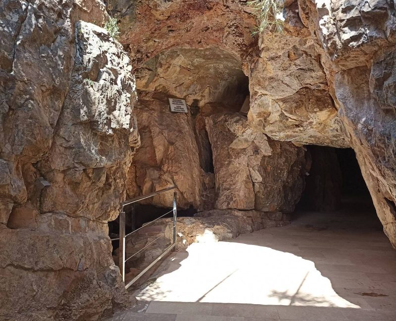 Entrada de la Cova de Sant Josep.